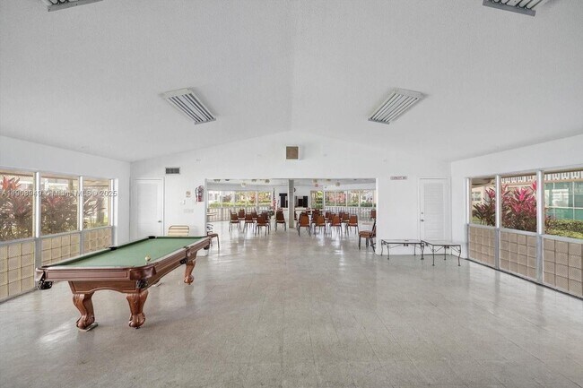 Building Photo - 609 NE 14th Ave