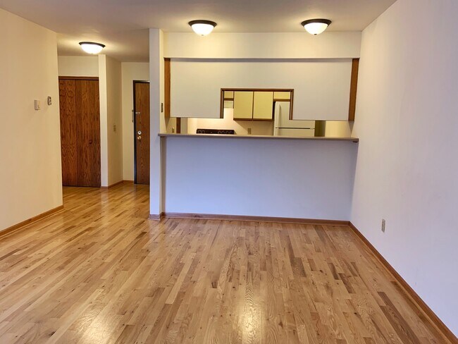 Building Photo - Spacious 1 Bedroom Unit, Downtown Waukesha...