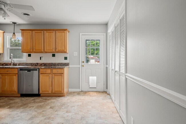 Building Photo - 5712 Sara Kay Dr