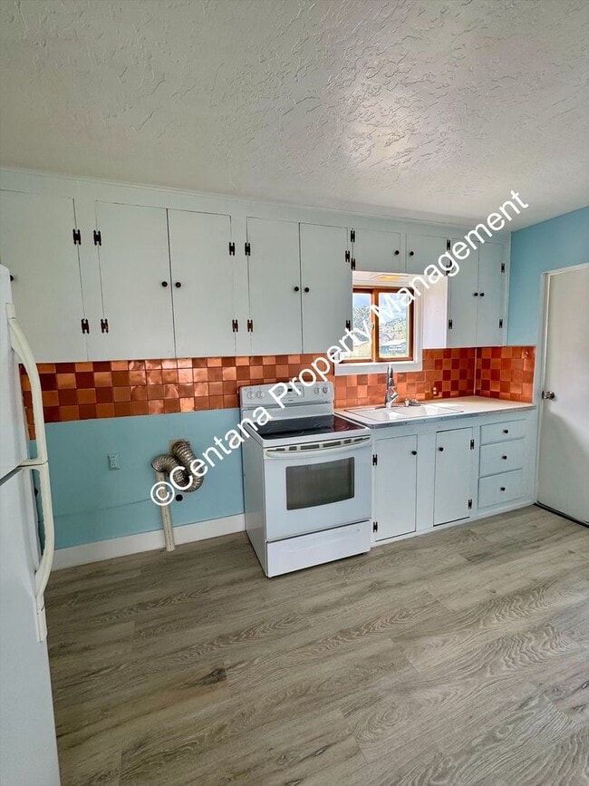 Building Photo - 2 Bedroom 1 Bath Home