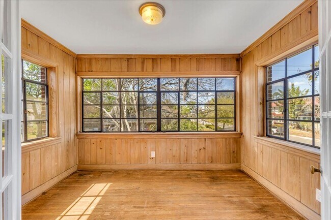 Building Photo - 2 bedroom off of Historic Victory Drive and minutes from Daffin Park