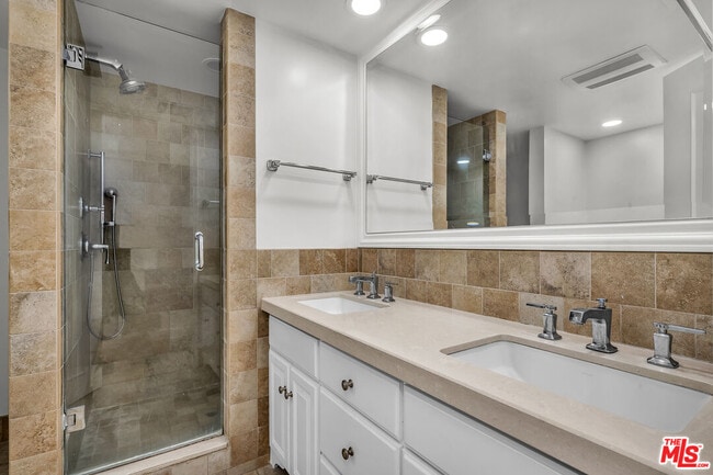 Building Photo - 320 N Maple Dr