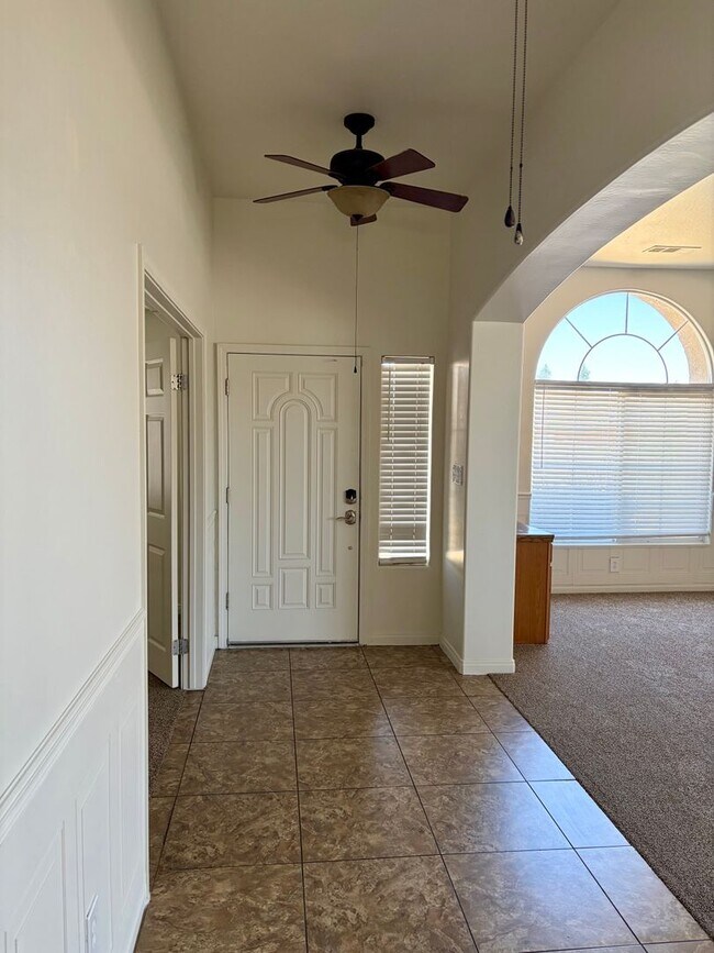 Building Photo - Spacious 5 Bedroom, 3 Bathroom Home in Stockdale Ranch Villas!