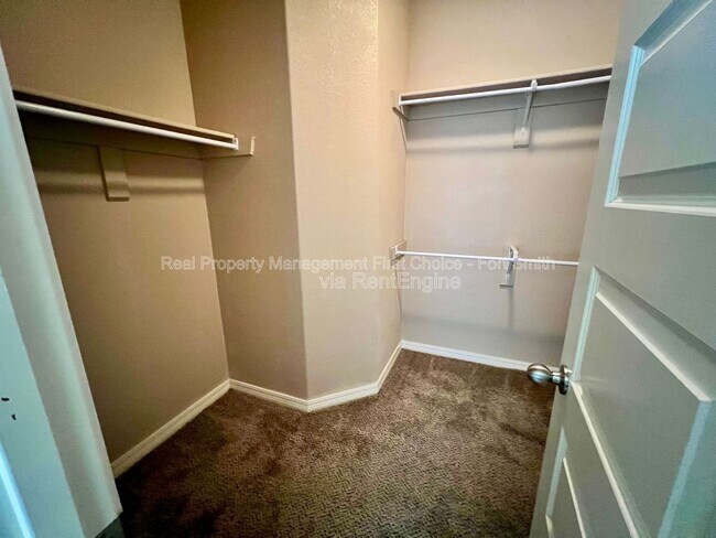 Building Photo - 615 Ridge Point Dr