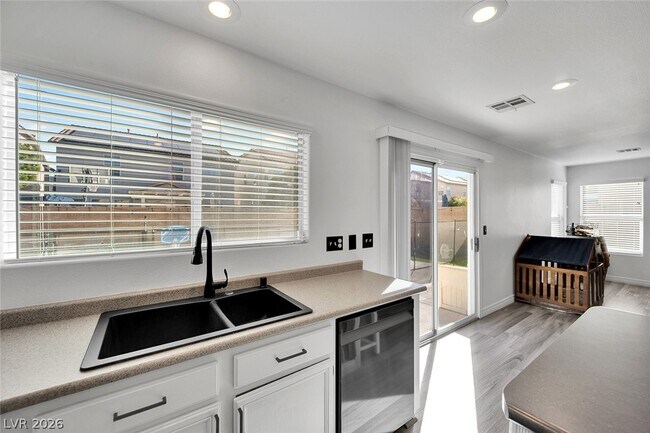 Building Photo - 11142 Romola St