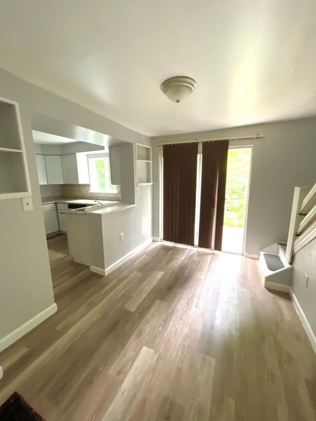 Building Photo - Renovated 3 bed 2 bath in Ambridge Heights!