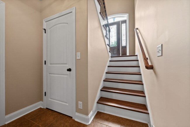 Building Photo - Spacious 4-Bedroom Home with Dual Living A...