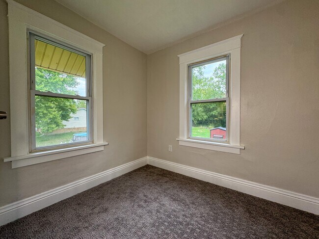 Building Photo - 2957 Greenfield Ave