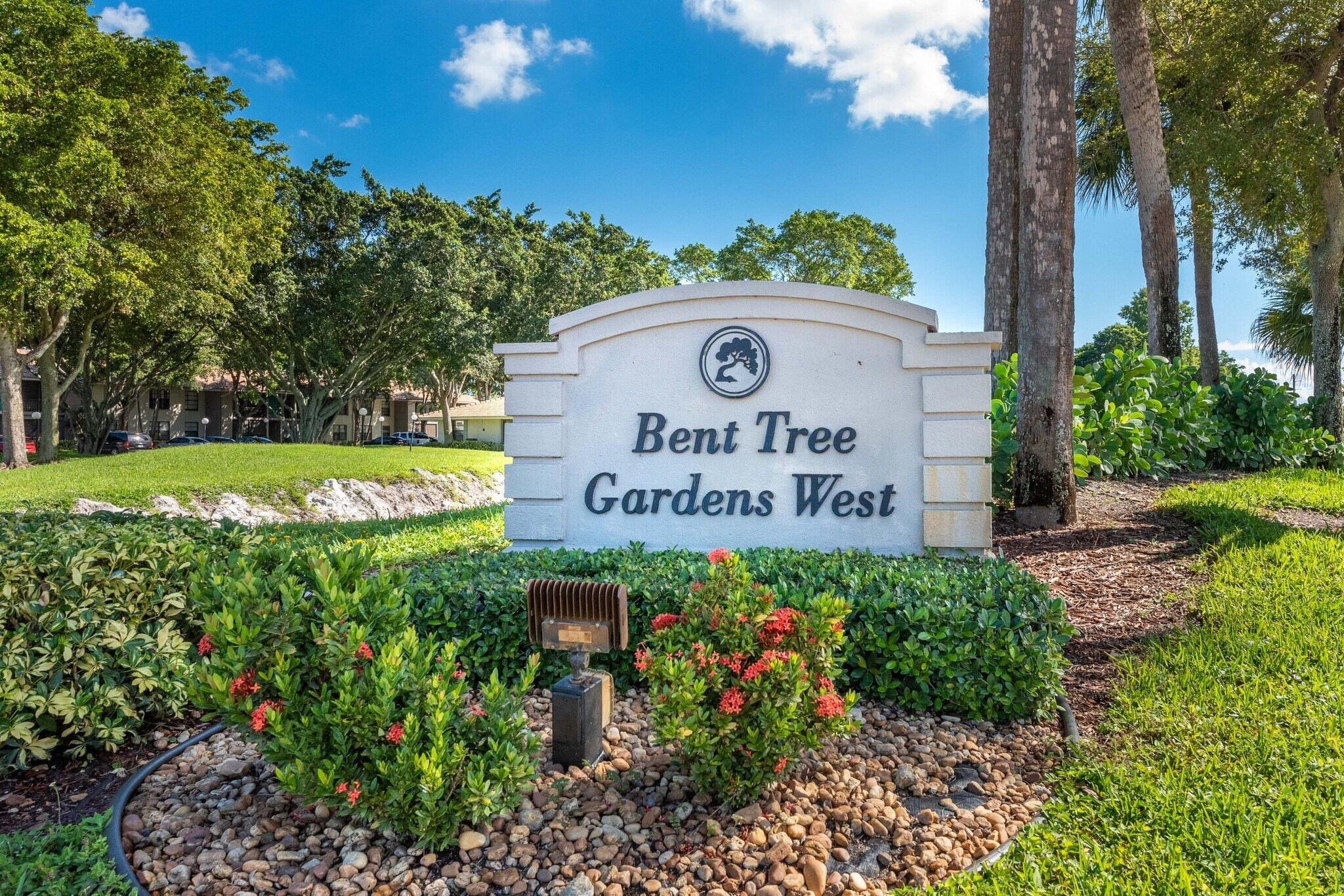 Building Photo - 9930 Pineapple Tree Dr