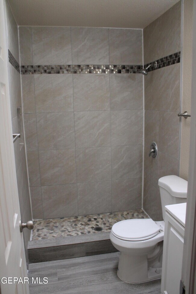 Building Photo - 11724 Jennifer Dr