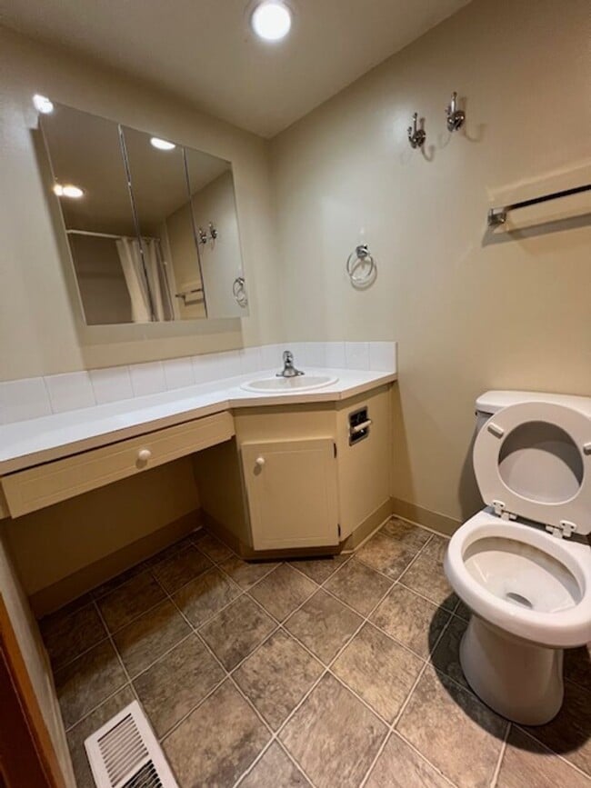 Building Photo - 4 Bedroom, 2 Bath Rambler, Large Fenced back yard, Attached Garage.