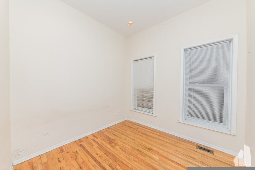 Building Photo - 2454 N Southport Ave