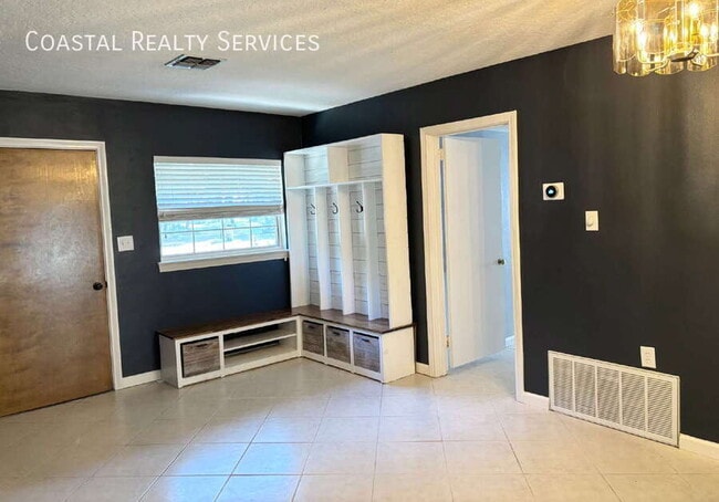 Building Photo - 32 Bay Dr NE