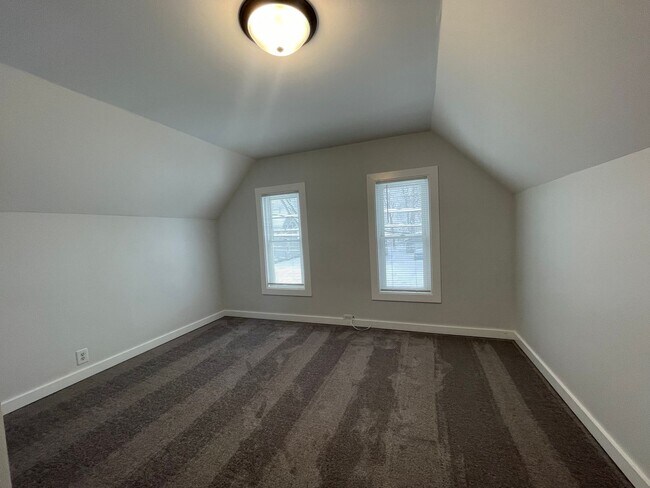 Building Photo - Nicely updated- Four Bedroom Home on the NE side of Grand Rapids!