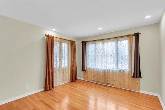 Building Photo - 1803 Golfview Dr