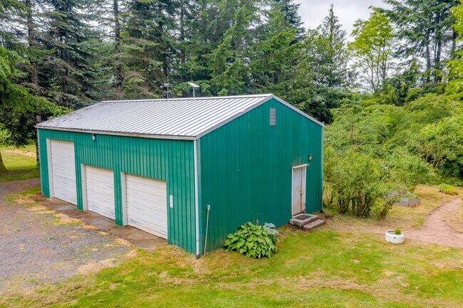 Building Photo - PRIVATE HOMESTEAD WITH ACREAGE & SHOP