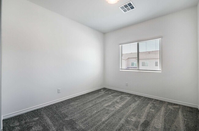 Building Photo - Modern Gated Townhome with Spacious Open Layout & Designer Kitchen!
