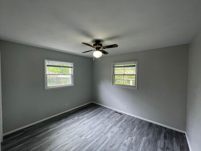 Building Photo - Beautiful 3 bedroom 1.5 bath waiting for you to call home .