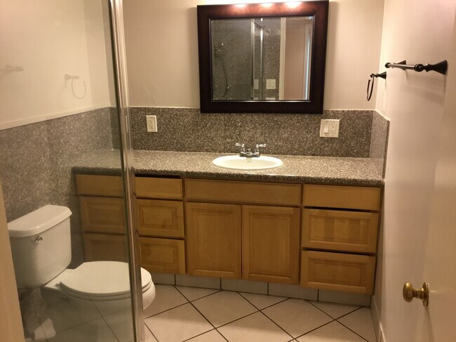 Bathroom - 1233 N Columbus Ave