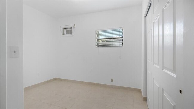 Building Photo - 2161 NE 35th St