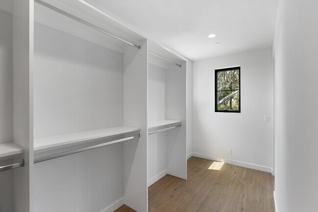 Building Photo - Modern Coastal Lease in Top of the World