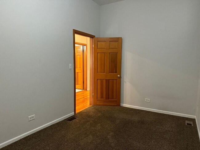 Building Photo - 923 W Fletcher St