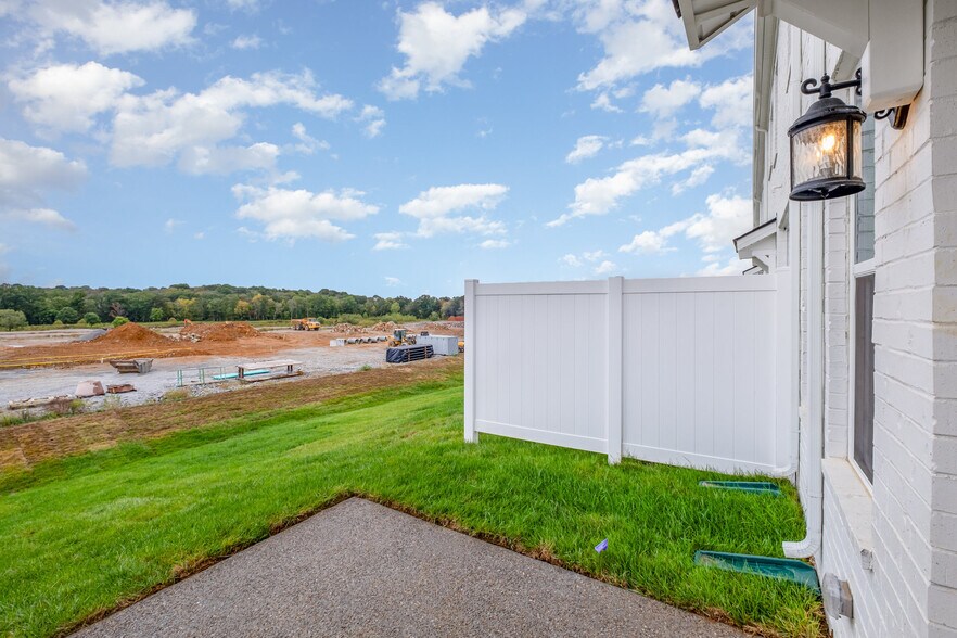 Building Photo - 605 Club View Way