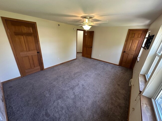 Building Photo - Charming 2BD/1BA Townhome in Burlington’s New North End