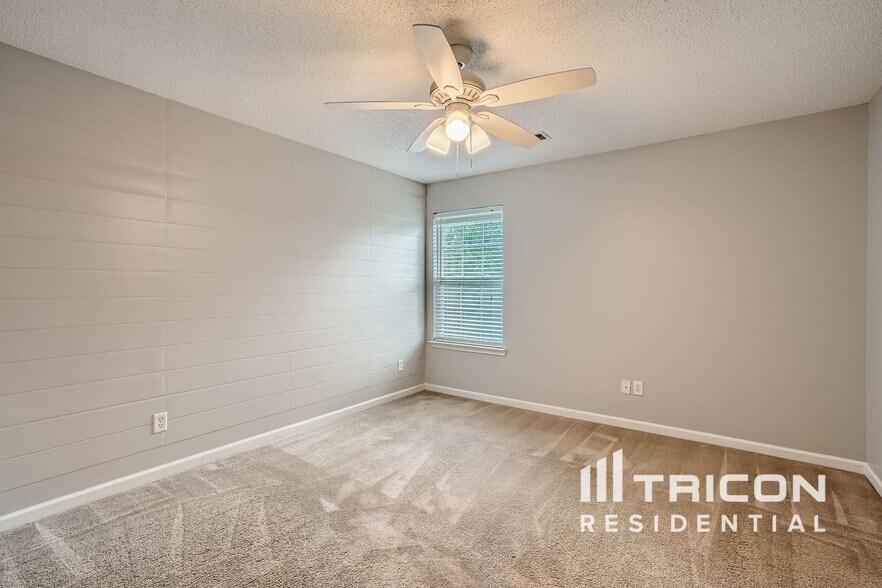 Building Photo - 5519 Village Ridge