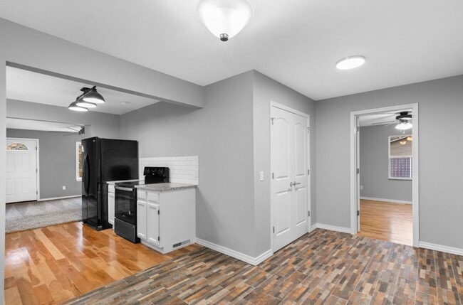 Building Photo - 702 S 10th Ave