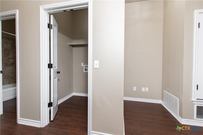 Building Photo - 502 Sladecek Dr