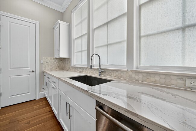 Building Photo - 815 Bringhurst St