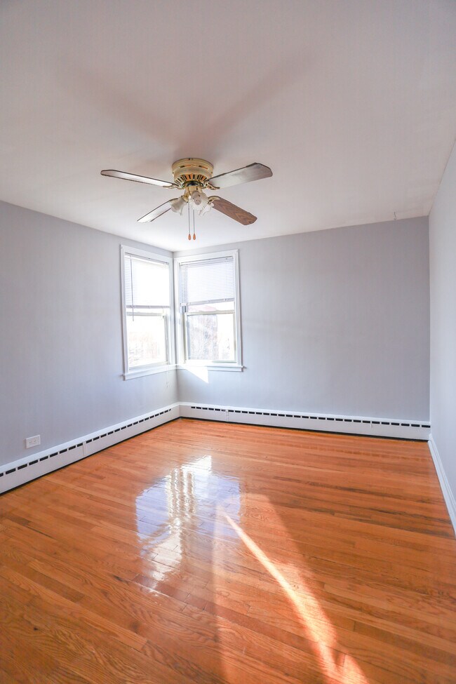 Building Photo - 2417 W Farragut-3A