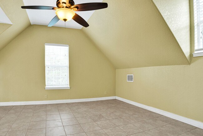 Building Photo - Charming 4-Bedroom Home near Downtown SA!