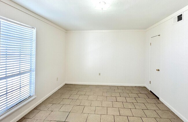 Building Photo - 2 Bed, 1.5 Bath Condo with Pool & Carport ...