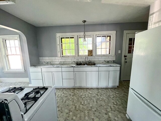 Building Photo - 1000 E 8th St