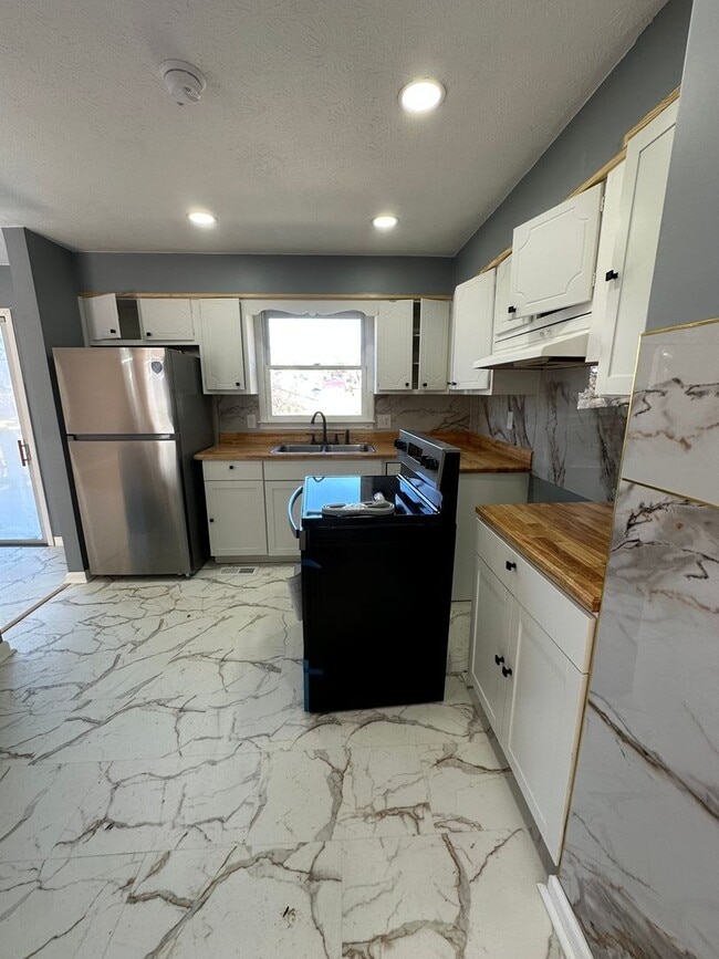 Building Photo - 5 Bedroom / 3 Bath Home Kingsport, TN