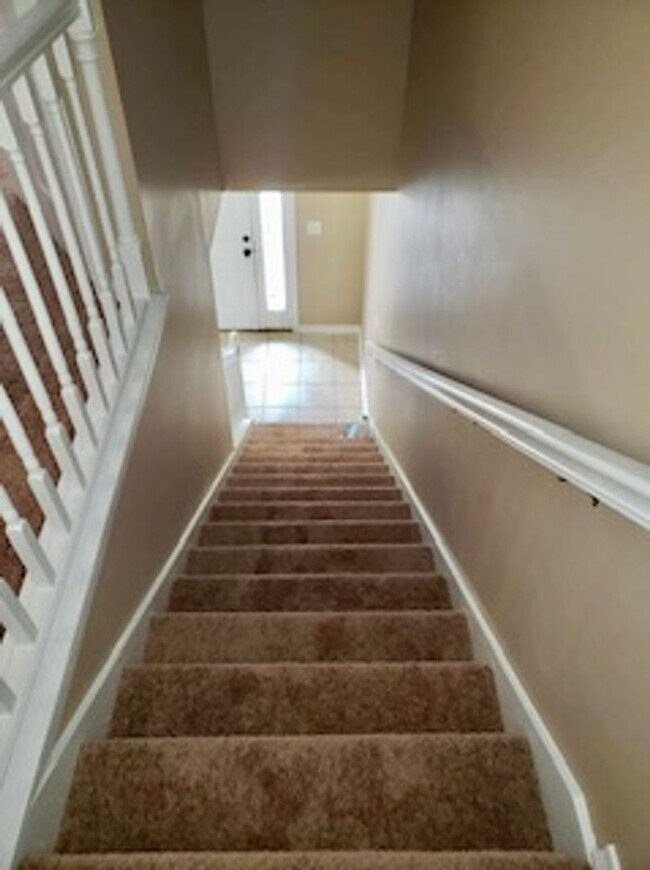 Building Photo - Cute townhome with 3 bd,2.5 bath, with gar...
