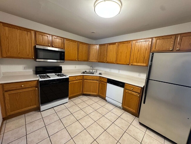 Building Photo - 2 BD/1.5 B at Windsor Court Townhomes in Ottawa IL! 1405 Windsor Court