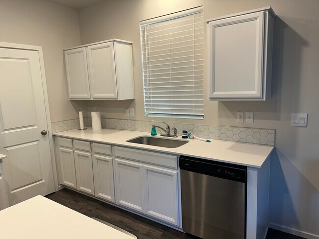 Building Photo - Pet friendly 4 bedroom 2.5 bath house!