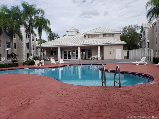 Building Photo - 2831 N Oakland Forest Dr