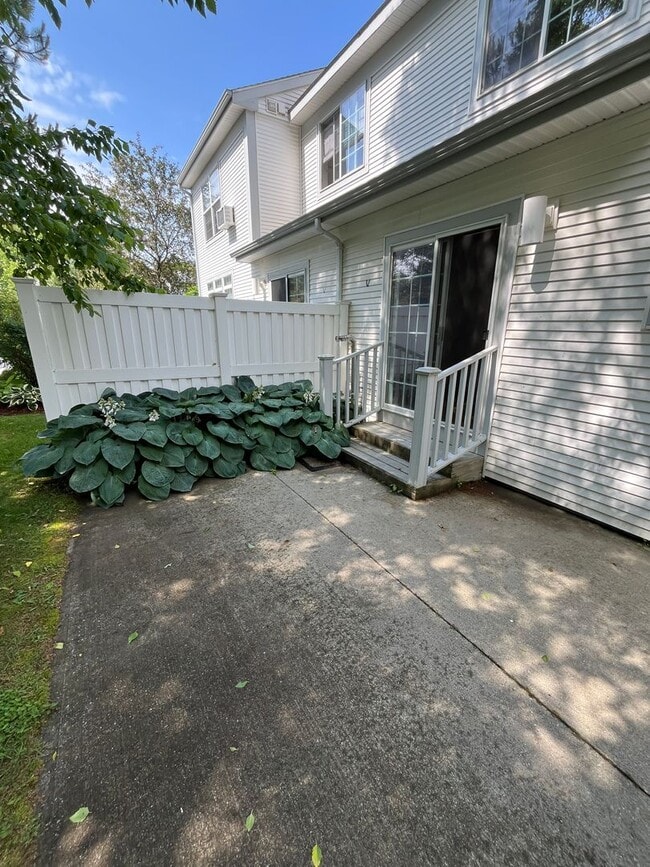Building Photo - Spacious  South Burlington Townhouse for Rent - Available 7/1