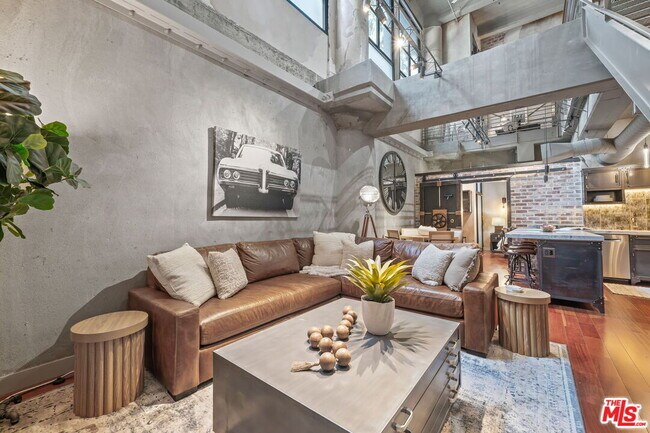 Building Photo - 330 W 11th St