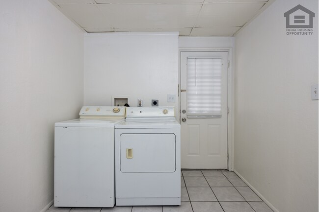 Building Photo - 3Bed/1.5Bath House at Northern Ave/31st Ave! Move-In Ready on 07/16/2026! -- NO HOA!