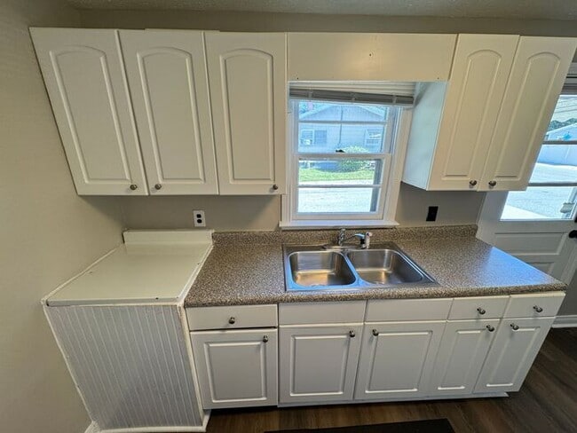Building Photo - Cozy 3 Bedroom Downtown Apex Home