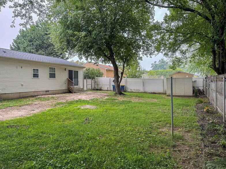 Exterior - Back - 903 Queens Ct
