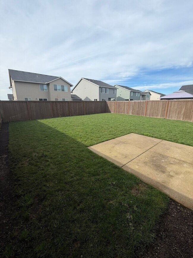 Building Photo - Must See Large Home in HOA Neighborhood!