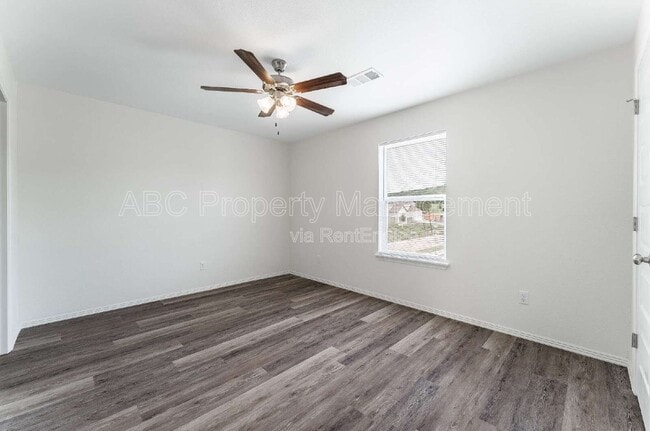 Building Photo - 955 S Benchmark Ln
