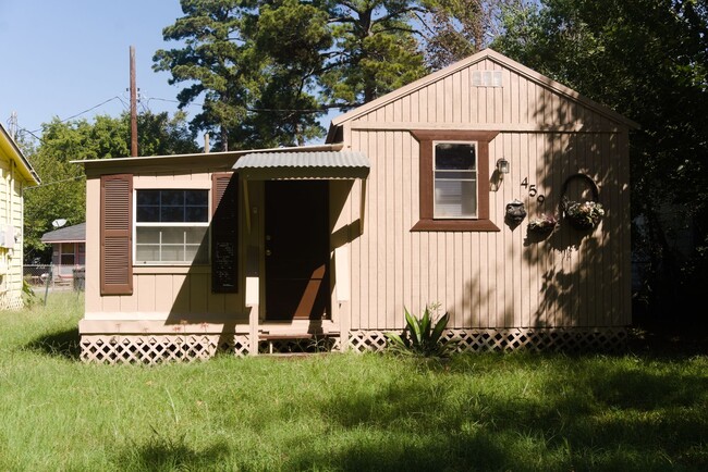 Building Photo - Charming 2 bedroom House