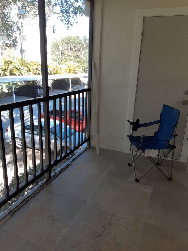 Building Photo - Seasonal-Beautifully renovated top floor 2/2 condo downtown Sarasota.